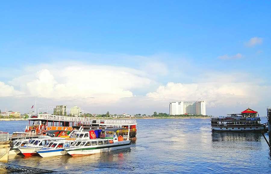 How-many-days-do-you-need-in-Phnom-Penh-A-view-of-the-Mekong-river-with-cruises-waiting-to-depart.