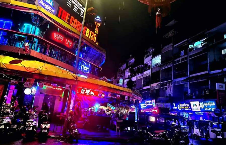 Phnom-Penh-colorful-nights