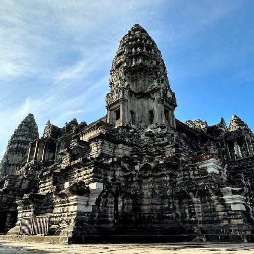 small group temple tour to avoid the crowd on 2-Day Angkor Wat Temple Sunset & Floating Village Tour by siemreapshuttle.com