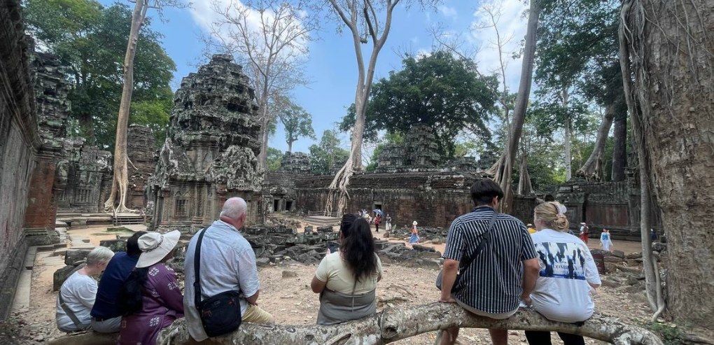What Are the Advantages of a Small Group Tour for Angkor Wat Sunrise