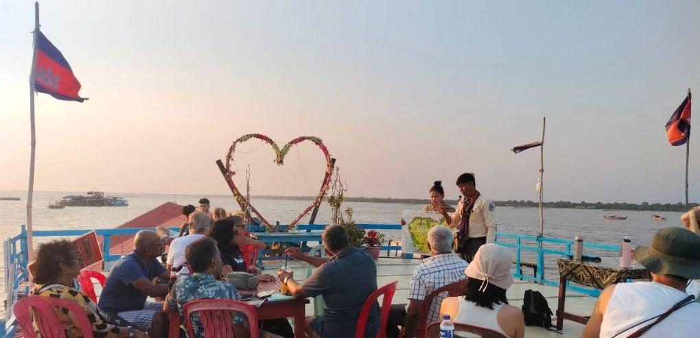 What do you actually see on the Kompong Phluk day