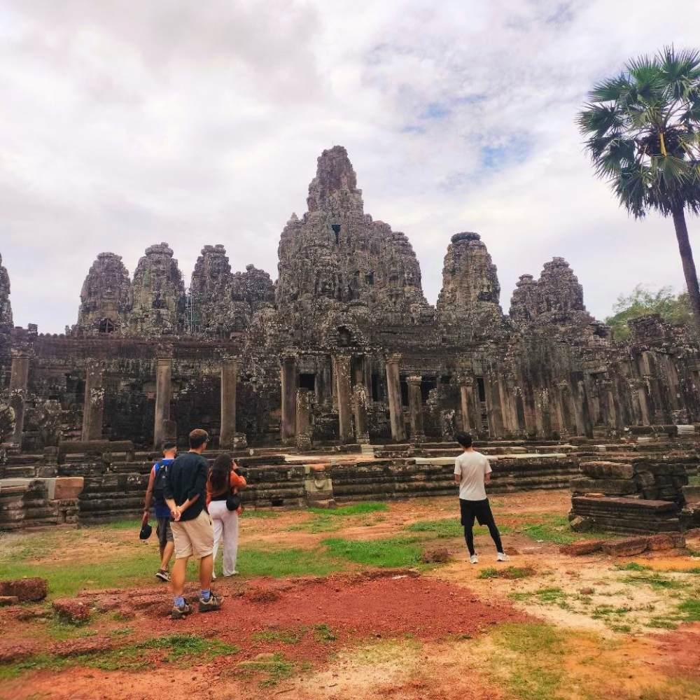 2 days in Siem Reap puts Angkor Wat sunrise, Bayon, Khmer buffet dinner show