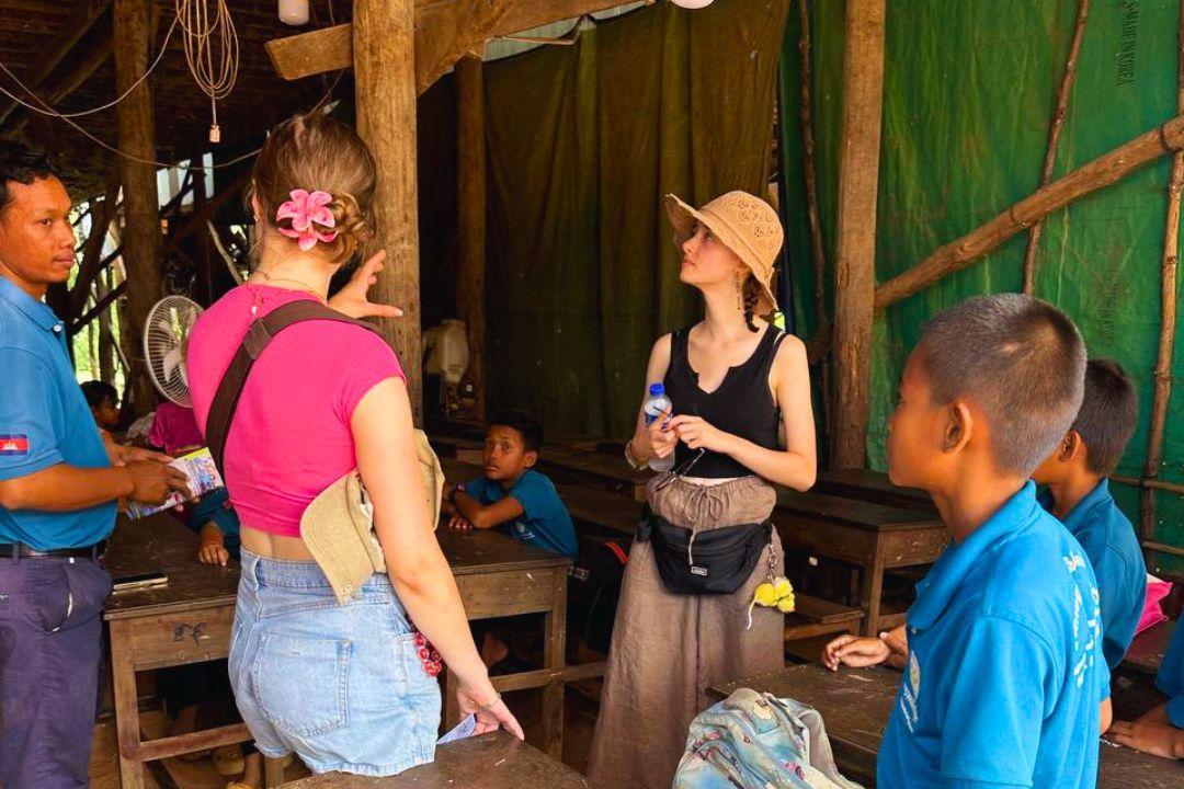 What do you actually see on the Floating Village Tour with Boat and Guide
