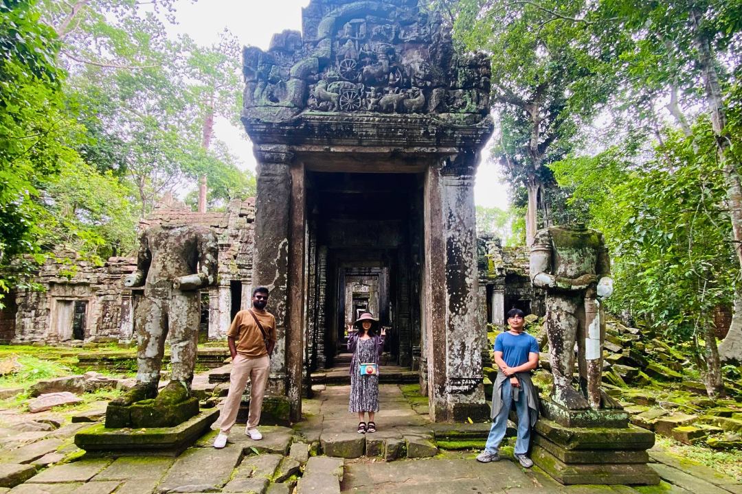 Which Angkor temples (especially around the Grand Circuit) are consistently quiet or ‘empty,’ and what rough daily visitor numbers do they see compared to Angkor Wat and Ta Prohm