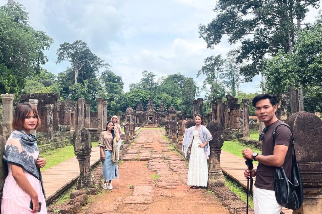 2 Day Siem Reap Tour with Banteay Srei Temple and Kampong Phluk