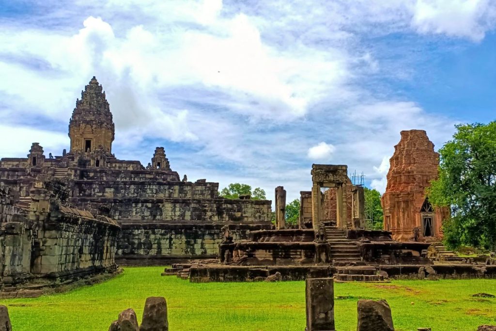 Which Private Driver Service to Bakong and Rolous Temples with Kampong Phluk Floating Village option fits your group