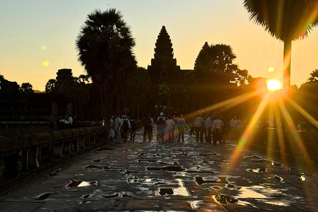 2 Day Siem Reap Tour with Angkor Sunrise and Kampong Phluk Floating Village - Day One Angkor Wat Sunrise and Main Temples