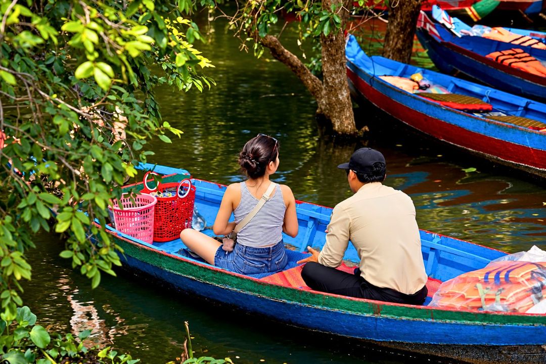 What does a Kampong Phluk tour for four people cost in total
