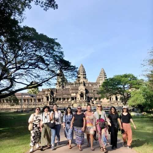 Explore Angkor Wat with Bayon Temple and the world-famous Ta Prohm (Tomb Raider) Temple with Sunset small group shared tours by siemreapshuttle.com