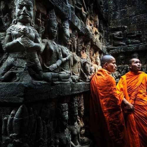 Explore Angkor Wat with Bayon Temple and the world-famous Ta Prohm (Tomb Raider) Temple with Sunset small group shared tours by siemreapshuttle.com