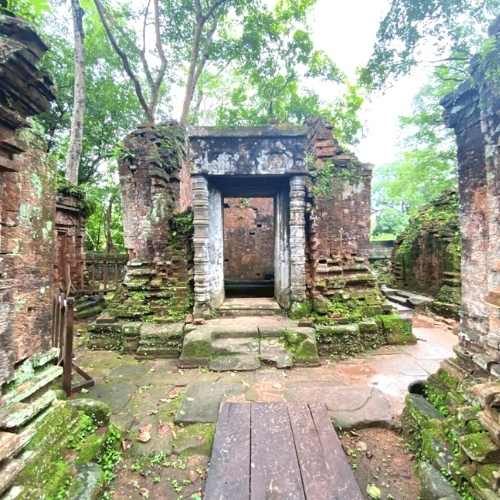 Koh-Ker-and-Beng-Mealea-Tour-with-Siem-Reap-Shuttle-tours 3