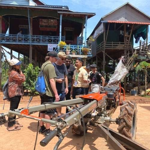 Kompong Phluk Floating Villages tour - travellers with tour guide