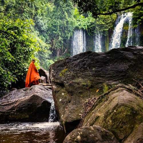Kulen Waterfall & 1000 Lingas tour with small shared group tour by siemreapshuttle.com