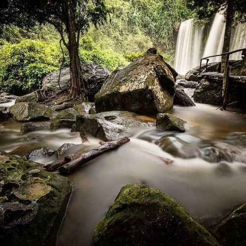 Kulen Waterfall & 1000 Lingas tour with small shared group tour by siemreapshuttle.com