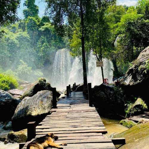 Kulen Waterfall & 1000 Lingas tour with small shared group tour by siemreapshuttle.com