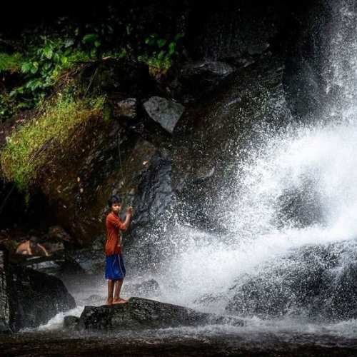 Kulen Waterfall & 1000 Lingas tour with small shared group tour by siemreapshuttle.com